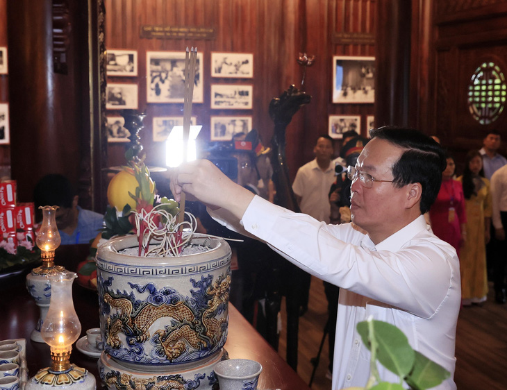 Chủ tịch nước Võ Văn Thưởng dâng hương tại Nhà lưu niệm Bác Hồ ở Lào Cai - Ảnh: TTXVN