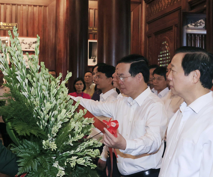 Chủ tịch nước Võ Văn Thưởng dâng hoa tại Nhà lưu niệm Bác Hồ ở Lào Cai - Ảnh: TTXVN