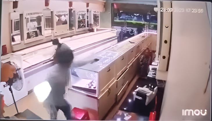 Người đàn ông cầm súng gí vào nhân viên để cướp tiệm vàng - Ảnh cắt từ video