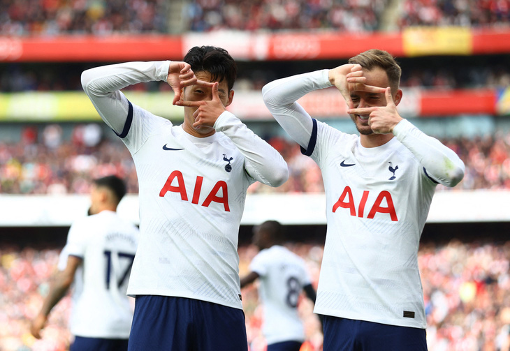 Bộ đôi Son Heung Min (trái) và James Maddison giúp Tottenham có điểm trước Arsenal - Ảnh: REUTETRS
