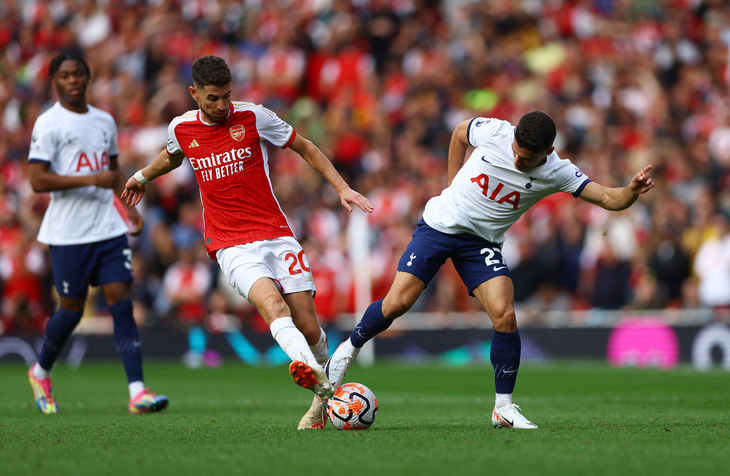 Arsenal mất điểm sau sai lầm của Jorginho - Ảnh: REUTERS