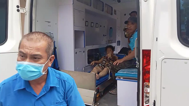 Một người bị thương trong vụ sập nhà được đưa ra ngoài xe cứu thương - Ảnh: MINH HÒA