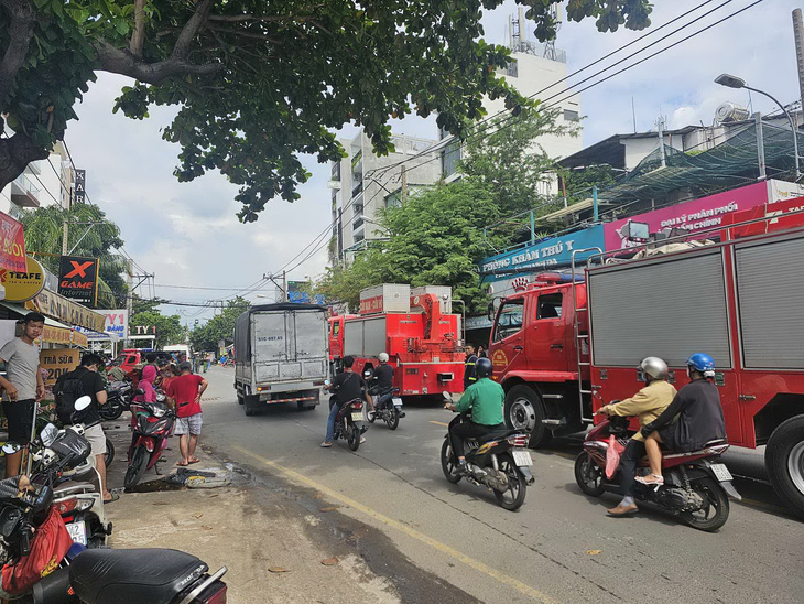 Lực lượng chức năng quận Bình Thạnh điều đến nhiều xe chuyên dụng cứu nạn cứu hộ và cấp cứu đến hiện trường - Ảnh: ĐAN THUẦN