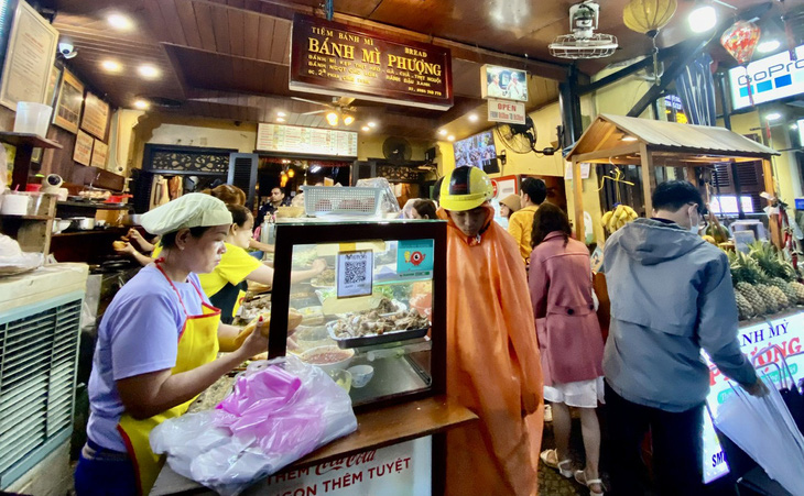 Tiệm bánh mì Phượng, thương hiệu ẩm thực nổi tiếng của Hội An, Quảng Nam, trước khi xảy ra sự cố ngộ độc thực phẩm ảnh hưởng đến du lịch phố cổ - Ảnh: TR.TRUNG