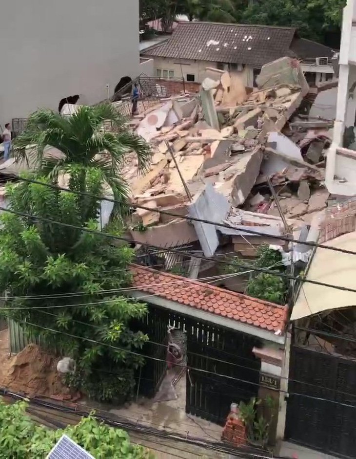 Căn nhà trong hẻm đường Bình Quới bị đổ sập hoàn toàn - Ảnh: Cắt từ video