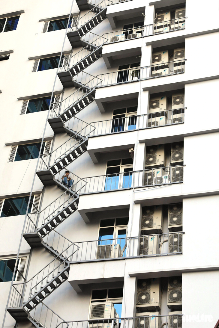 Thang thoát hiểm tòa nhà được lắp đặt kiên cố ngay từ lúc xây dựng tại một chung cư mini ở quận Đống Đa, TP Hà Nội - Ảnh: DANH KHANG