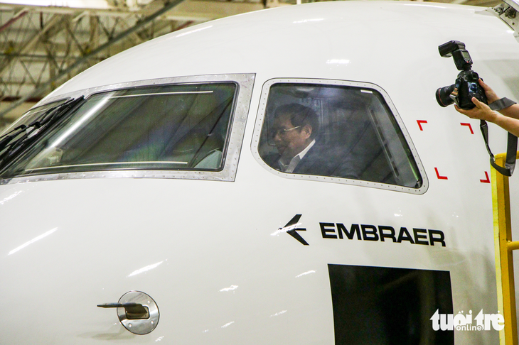 Thủ tướng Phạm Minh Chính ngồi ở ghế cơ trưởng chiếc máy bay Embraer - Ảnh: DUY LINH