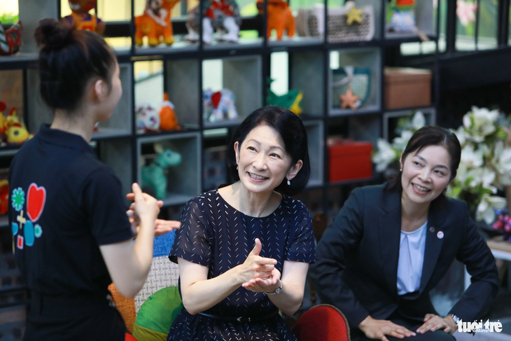 Công nương Nhật Bản Kiko đề xuất được học ngôn ngữ ký hiệu Việt Nam để giao tiếp với các lao động khiếm thính tại Công ty Kym Viet trong chuyến thăm sáng 23-9 - Ảnh: DANH KHANG