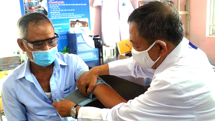 Mặc dù đã về hưu nhưng nhiều y bác sĩ vẫn tham gia ký kết hợp đồng làm việc tại trạm y tế phường 6, quận Gò Vấp (TP.HCM) - Ảnh: THU HIẾN