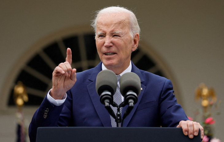 Tổng thống Mỹ Joe Biden đã tiêm vắc xin COVID-19 cập nhật và vắc xin cúm - Ảnh: REUTERS