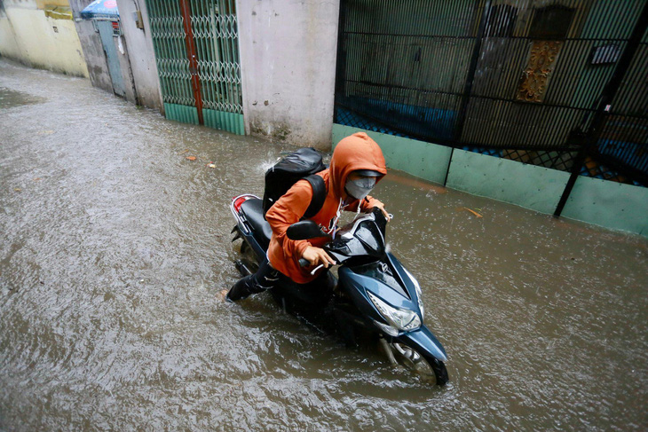 Ngập tại quận Bình Thạnh do mưa - Ảnh: CHÂU TUẤN