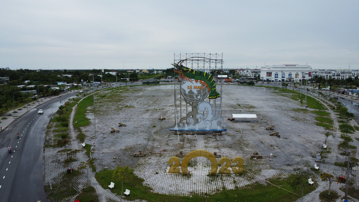 Cà Mau làm biểu tượng về con tôm cao hơn 10m đặt tại quảng trường để quảng bá về thế mạnh con tôm ở Cà Mau - Ảnh: THANH HUYỀN
