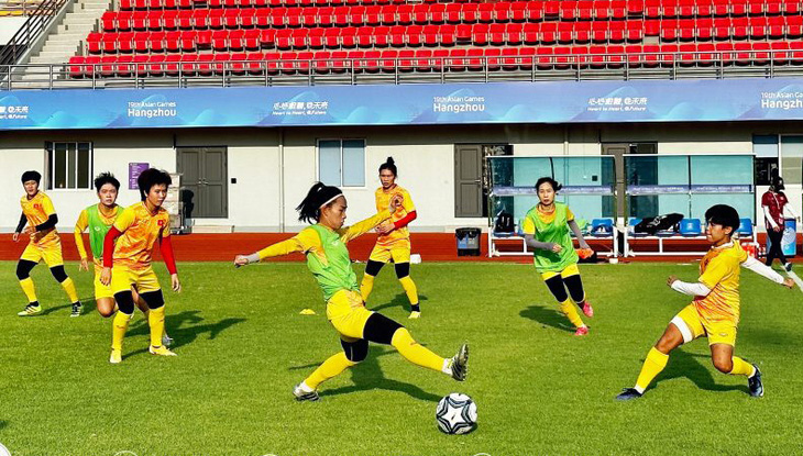 Đội tuyển nữ Việt Nam tập luyện cho trận gặp Bangladesh - Ảnh: VFF