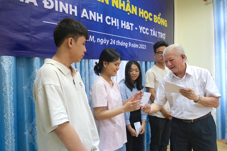 Ông Trần Thành Long (chủ tịch Hội Bảo trợ bệnh nhân nghèo TP.HCM) trao học bổng cho các tân sinh viên khó khăn - Ảnh: NGỌC PHƯỢNG