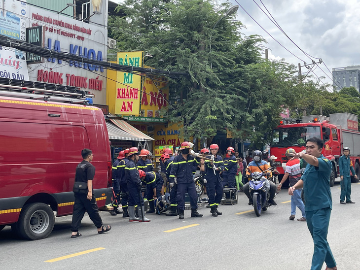 Lực lượng chức năng triển khai cứu hộ - Ảnh: N.V.