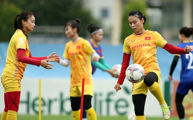 HLV Mai Đức Chung: "Tuyển nữ Việt Nam phải ghi nhiều bàn thắng trước Bangladesh"