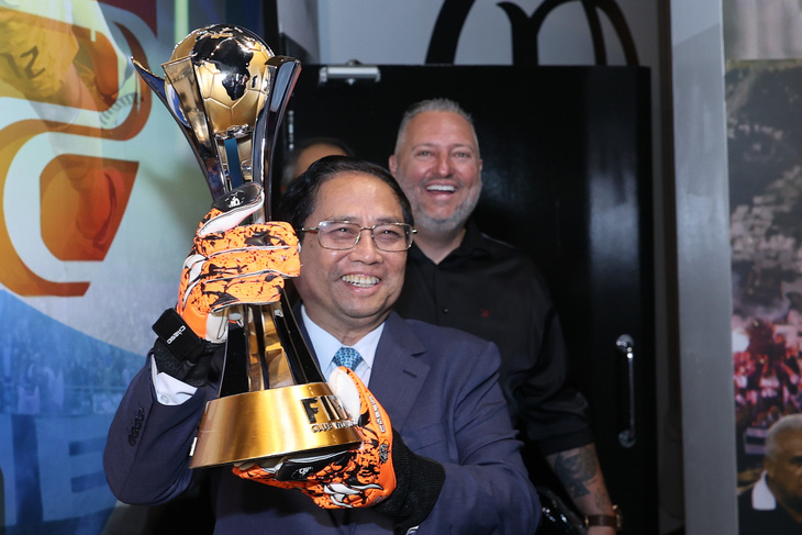 Thủ tướng nâng cúp vô địch FIFA Club World Cup 2012 của Corinthians và đeo đôi găng tay của &quot;người gác đền&quot;, thủ môn Cassio, người đạt danh hiệu Quả bóng vàng trong giải đấu này - Ảnh: NHẬT BẮC