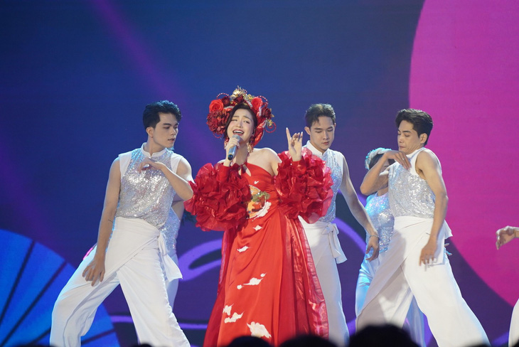 Hòa Minzy là cái tên rất được khán giả trông đợi với vai trò ca sĩ khách mời tại đêm live show 3.