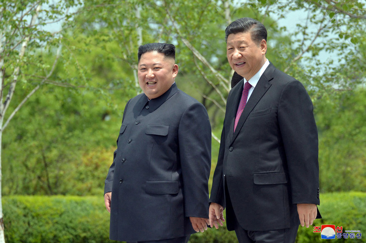 Nhà lãnh đạo Triều Tiên Kim Jong Un gặp Chủ tịch Trung Quốc Tập Cận Bình trong chuyến thăm của ông Tập tới Bình Nhưỡng, ngày 21-6-2019 - Ảnh: KCNA