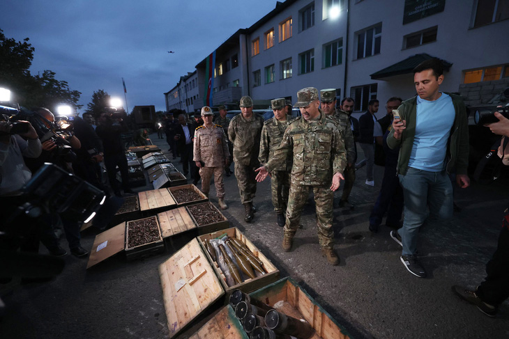 Sĩ quan Azerbaijan khoe với báo chí số vũ khí thu được từ quân đội chính quyền ly khai Nagorno-Karabakh hôm 23-9 - Ảnh: AFP