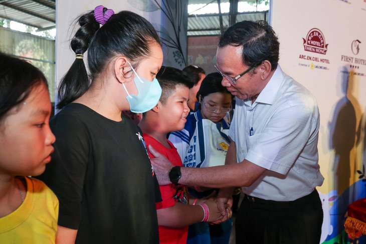 Bí thư Thành ủy TP.HCM Nguyễn Văn Nên tặng quà cho các em thiếu nhi có hoàn cảnh khó khăn - Ảnh: N.T