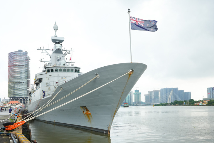 Tàu HMNZS Aotearoa tại cảng Sài Gòn sáng 24-9-2023 - Ảnh: HỮU HẠNH