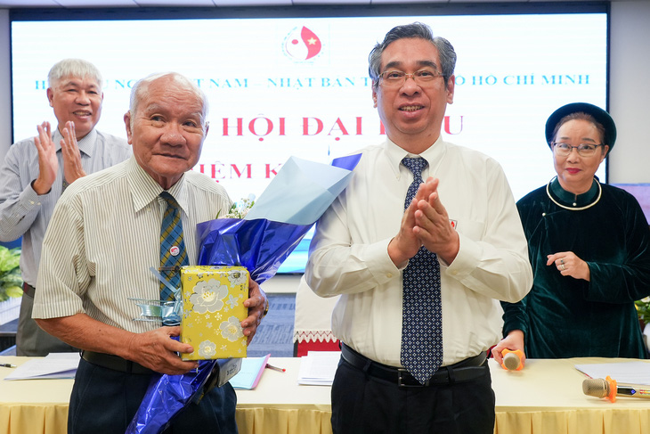 Ông Nguyễn Phước Lộc tặng hoa tri ân cho ông Nguyễn Công Tánh - Ảnh: HỮU HẠNH