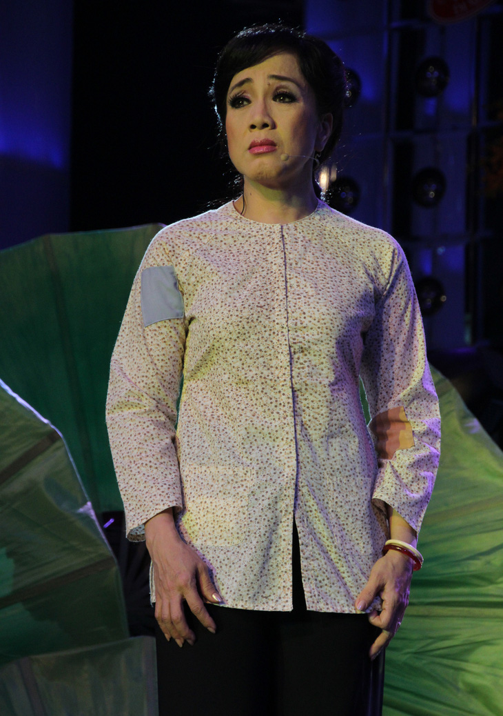 Phương Hồng Thủy trong sô diễn Tâm sự cô đào hát năm 2012 tại phòng trà Nam Quang - Ảnh: LINH ĐOAN