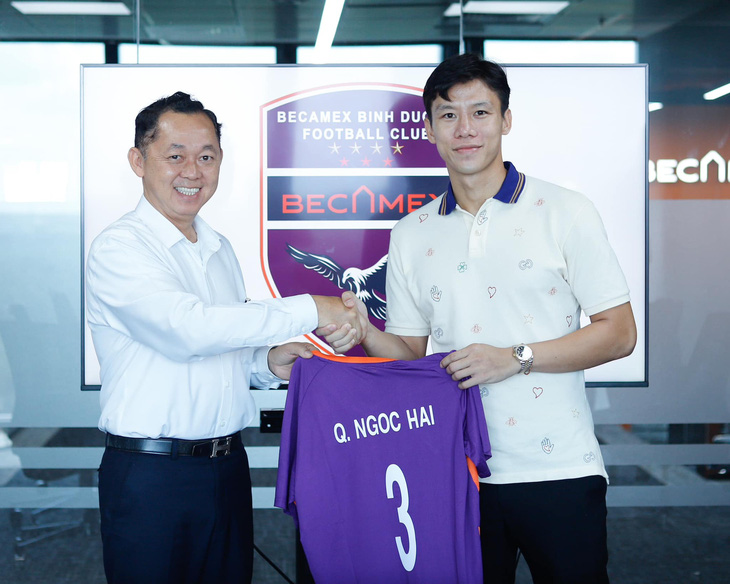 Trung vệ Quế Ngọc Hải (phải) chính thức ra mắt CLB B.Bình Dương - Ảnh: BBFC