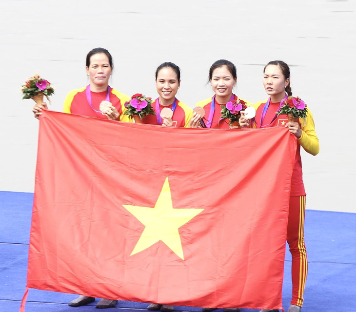Các nữ VĐV chèo thuyền Việt Nam giành HCĐ Asiad 19 - Ảnh: ĐỨC KHUÊ