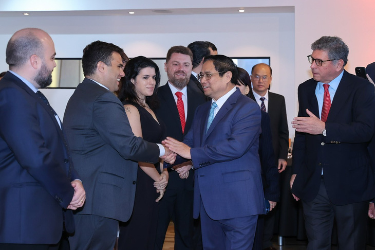 Thủ tướng Phạm Minh Chính bắt tay các đại diện doanh nghiệp Brazil tham dự tọa đàm ngày 24-9 - Ảnh: NHẬT BẮC