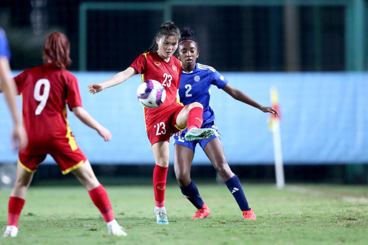 U17 nữ Việt Nam (áo đỏ) trong trận thua U17 Philippines - Ảnh: VFF