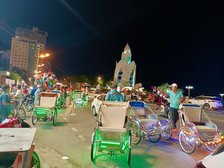 Các xích lô điện độ chế đèn nháy chèo kéo khách ở đường Trần Phú - Ảnh: MINH CHIẾN
