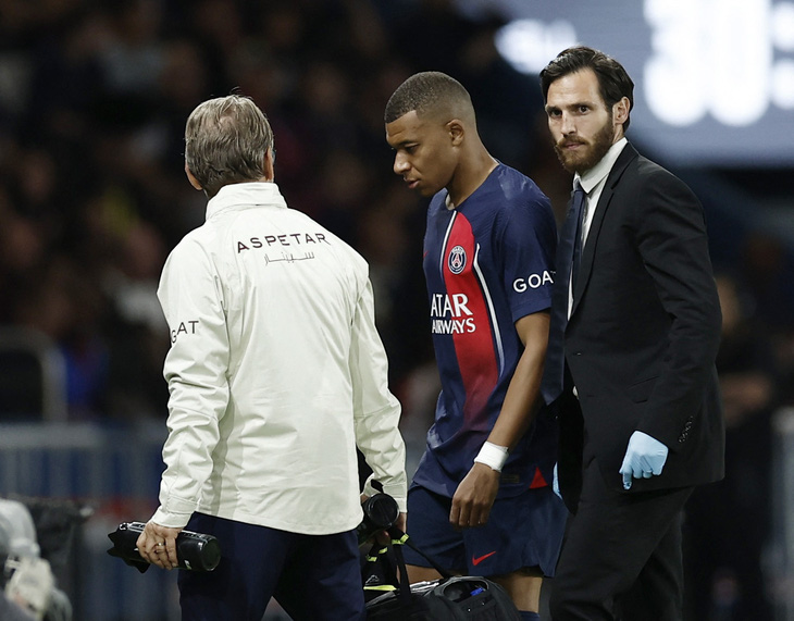 Mbappe rời sân vì chấn thương trong trận PSG thắng Marseille 4-0 rạng sáng 25-9 - Ảnh: REUTERS