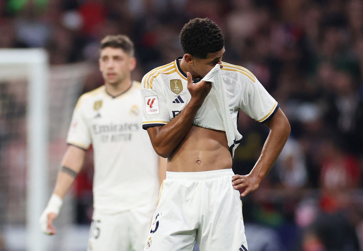 Sự thất vọng của Bellingham sau khi Real Madrid để thua Atletico Madrid - Ảnh: REUTERS