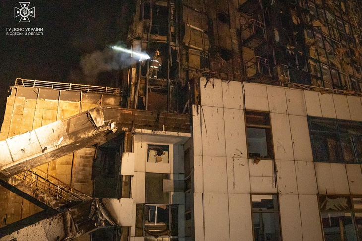 Lính cứu hỏa được điều tới một khách sạn hư hại do bị tấn công ở Odessa, phía nam Ukraine ngày 25-9 - Ảnh: REUTERS