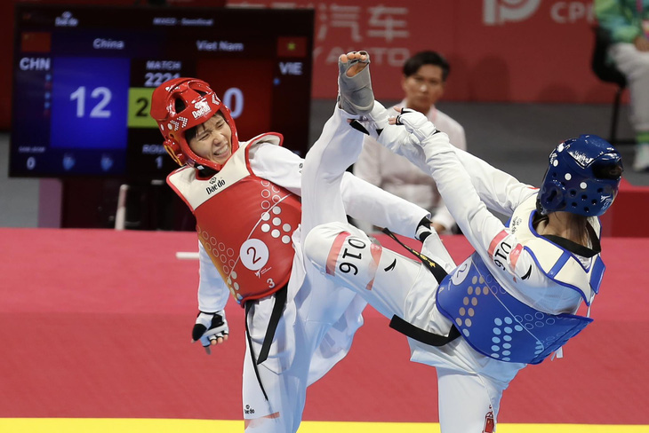 Kim Tuyền (giáp đỏ) dừng chân ở tứ kết 49kg nữ môn taekwondo - Ảnh: ĐỨC KHUÊ