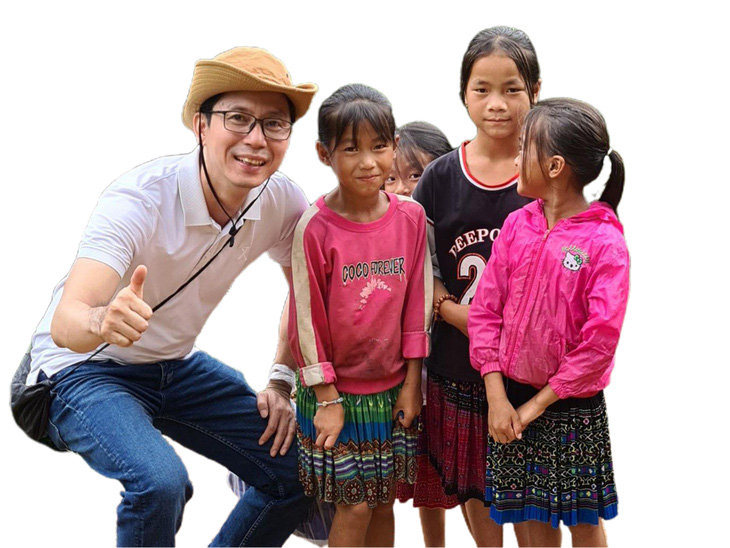 Anh Đoàn Quốc Quỳnh với trẻ em Mông ở xã Bản Mù, Trạm Tấu, Yên Bái - Ảnh: Q.M.
