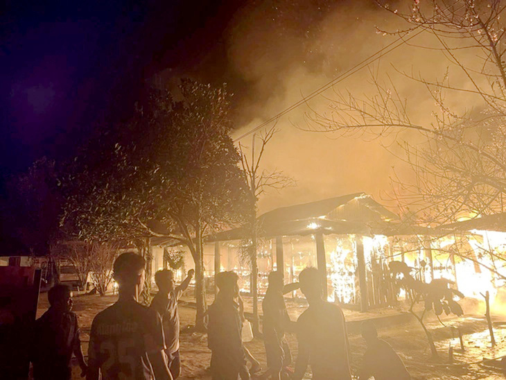 Vụ cháy kinh hoàng khiến cả chòm 5 nhà dân bị thiêu rụi - Ảnh: P.M.X.