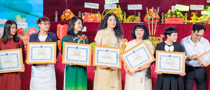Các nghệ sĩ nhận bằng khen của Hội Liên hiệp Thanh niên Việt Nam TP.HCM - Ảnh: NGUYỄN HIỀN