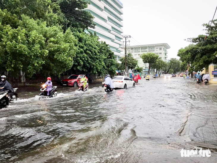 Khu vực đường Quang Trung ngập nước trong sáng nay 25-9 - Ảnh: TRƯỜNG TRUNG