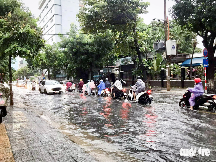 Mưa lớn gây ngập trên nhiều tuyến đường ở Đà Nẵng - Ảnh: TRƯỜNG TRUNG