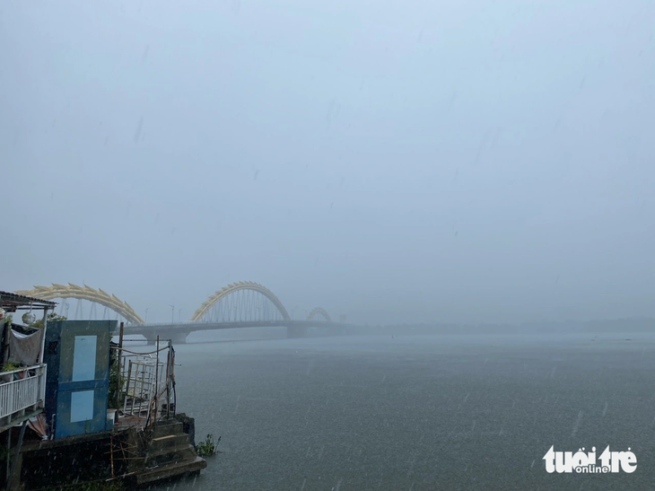 Mưa trắng trời Đà Nẵng vào sáng sớm 25-9 do ảnh hưởng của áp thấp nhiệt đới - Ảnh: TRƯỜNG TRUNG