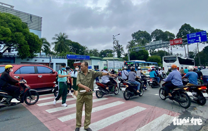 Việc kẻ sơn phản quang trắng đỏ, tăng bố trí biển báo giúp người đi đường nhận biết, chủ động giảm tốc nhường đường - Ảnh: THU DUNG