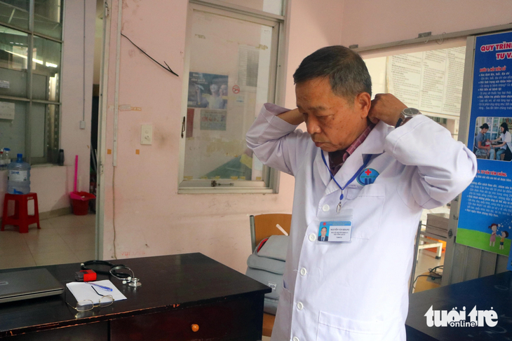Hơn 7h sáng bác sĩ Nguyễn Văn Khang đã có mặt tại trạm y tế chuẩn bị đồ đạc, khoác chiếc áo bluse để bắt đầu công việc hàng ngày là thăm khám cho người bệnh - Ảnh: THU HIẾN