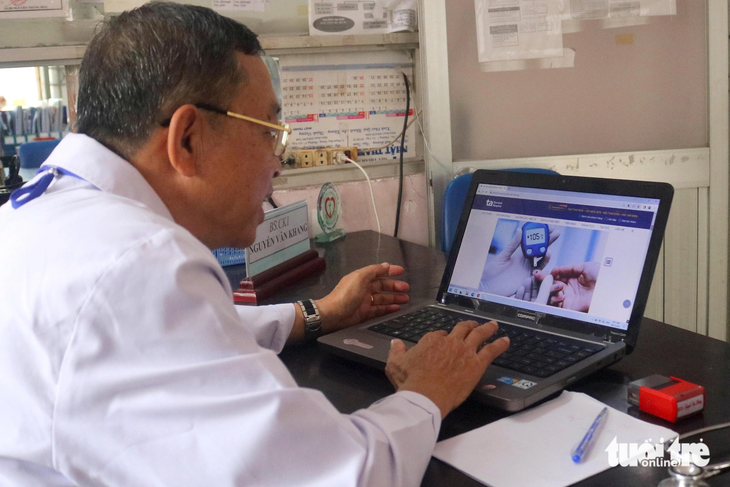 Sau những giờ làm việc, bác sĩ Khang đọc thêm sách vở, lên mạng cập nhật thêm kiến thức về y khoa để thăm khám bệnh cho bà con được tốt hơn - Ảnh: THU HIẾN