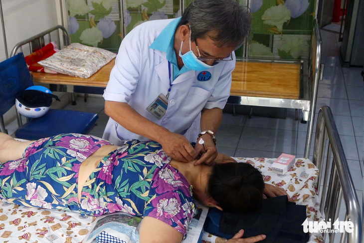Ngoài bác sĩ Khang, tại khoa y học cổ truyền, y sĩ Vũ Tiến Dũng (64 tuổi) mặc dù đã nghỉ hưu nhưng ký hợp đồng với trạm y tế để khám bệnh cho bà con - Ảnh: THU HIẾN