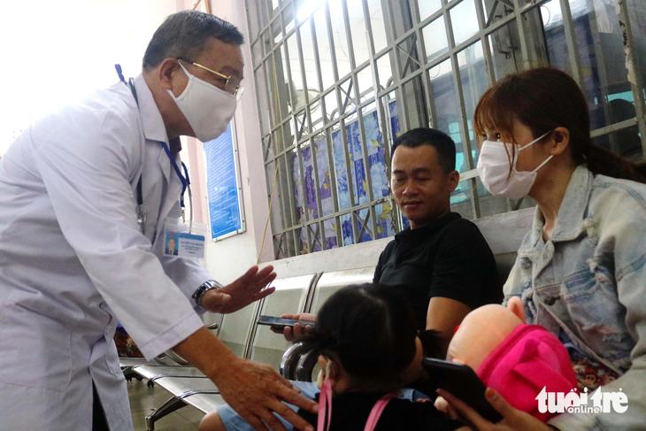 Lượng bệnh nhân đến trạm y tế thăm khám đông, bác sĩ Khang nhanh chóng hướng dẫn, hỏi thăm tình hình sức khỏe từng người dân, chia sẻ công việc với các nhân viên của trạm y tế - Ảnh: THU HIẾN