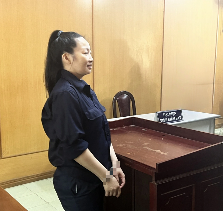 Nữ giám đốc Hồ Thị Hoàng Oanh tại tòa - Ảnh: LÊ GIÀU