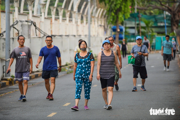 Theo Bộ Y tế, thực tiễn diễn biến dịch COVID-19 tại Việt Nam không còn đáp ứng các tiêu chí dịch bệnh truyền nhiễm nhóm A. Trong ảnh: người dân đi bộ thể dục, hoạt động không được cho phép trong thời điểm cách ly phòng COVID-19 năm 2021 - Ảnh: QUANG ĐỊNH